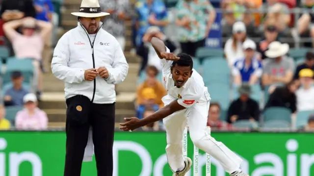 තම මංගල ටෙස්ට් තරගය ක්‍රීඩා කළ විශ්ව ප්‍රනාන්දු, තමන් යැවු පළමු පන්දු වාරයේදීම ඕස්ට්‍රේලියානු කණ්ඩායමේ ජෝ බර්න්ස් ගේ කඩුල්ල දවා ගැනීමට සමත් විය