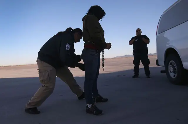 Mujer es requisada por agentes de la frontera. 