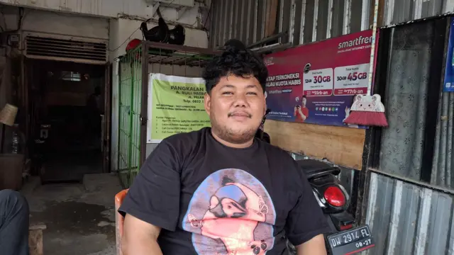  Andi Aso (26 tahun) mengakui bahwa stok elpiji yang masuk di pangkalannya tidak sebanding dengan permintaan. 