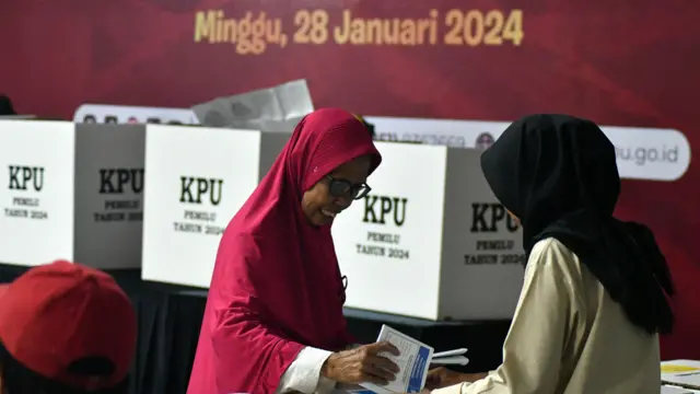 Foto ilustrasi: Warga memasukkan surat suara ke dalam kotak suara saat simulasi pemungutan suara Pemilu 2024 di halaman Instansi Penelitian dan Pengembangan Teknologi Pertanian, Bogor, Jawa Barat, Minggu (28/1).