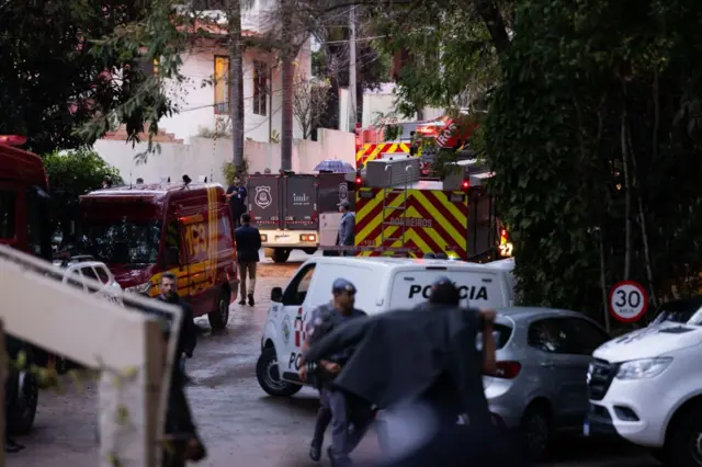 Policiais e equipesgran cassinoemergência no local do acidente