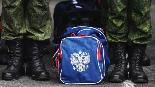 Дмитрий: Мен ошондо эле нес болуп калдым. Кээ бирлери колуна автомат кармап да көргөн эмес