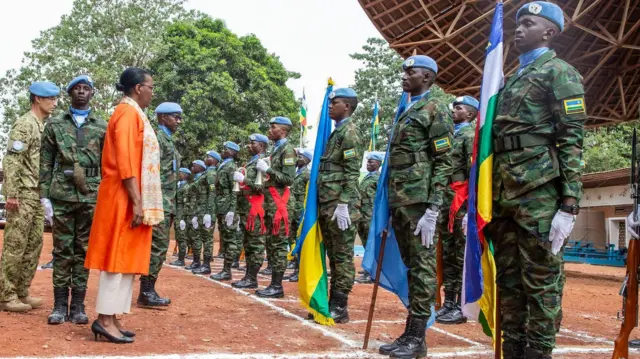 Ifoto y'ingabo z'u Rwanda mu butumwa bwa MINUSCA bukuriwe n'Umunyarwandakazi Valentine Rugwabiza (uhagaze imbere y'abasirikare)