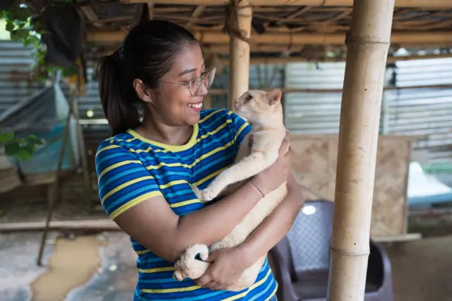 girl with a cat