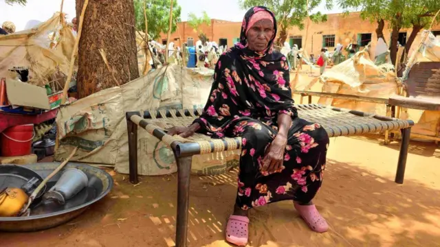 سيدة سودانية تلتقط صورة في مخيم الرحمانية للنازحين قرب مدينة الأبيض، في منطقة كردفان الجنوبية، في 9 يوليو/تموز 2026