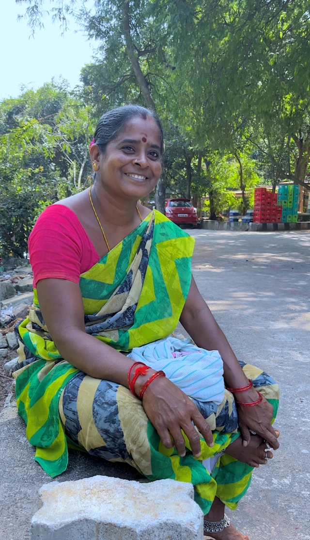 తినుబండారాల దుకాణాల దగ్గరకు సరకులు చేర్చే కూలీల జీవనచిత్రం