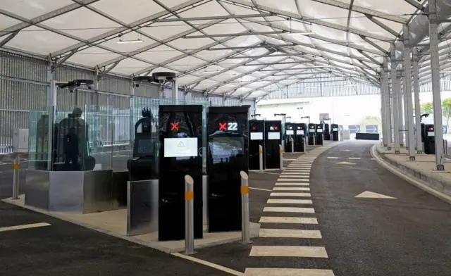 granični porelaz, prelaz na granici, nova oblast za skeniranje identiteta i otisaka prstiju tokom pregleda novorazvijene zone sistema ulaska i izlaska (EES) na terminalu Evrotunela u Folkstonu, Kent.