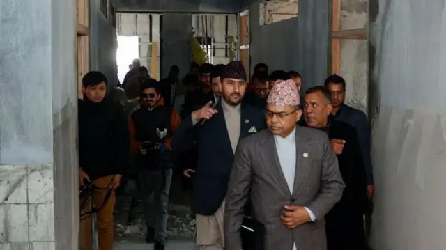 जेन जी आन्दोलनमा क्षतिग्रस्त भएको कांग्रेस मूख्यालयमा उच्चस्तरीय राजनीतिक संवाद समितिका सदस्यहरू। तस्बिरमा कानुन मन्त्री अनिलकुमार सिन्हा र सञ्चारमन्त्री जगदीश खरेलसहित उक्त भवन निरिक्षण गरिरहेको देखिन्छन्।