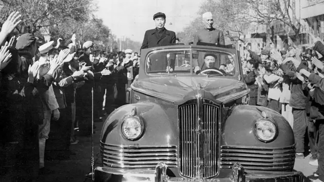 ਭਾਰਤ ਦੇ ਪਹਿਲੇ ਪ੍ਰਧਾਨ ਮੰਤਰੀ ਜਵਾਹਰ ਲਾਲ ਨਹਿਰੂ ਅਤੇ ਉਸ ਸਮੇਂ ਦੇ ਚੀਨੀ ਪ੍ਰਧਾਨ ਮੰਤਰੀ ਚੌ ਐਨ-ਲਾਈ