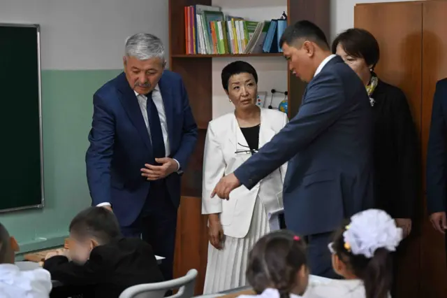 8-сентябрда МинКаб төрагасы Касымалиев, курулуш министри Орунтаев, агартуу министри Кендирбаева мектеп-интернатка барган.