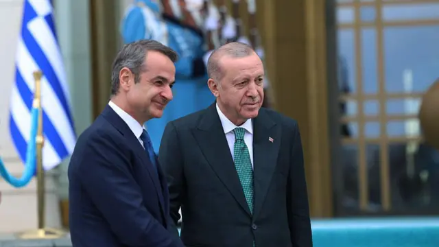 Cumhurbaşkanı Recep Tayyip Erdoğan, 11 Şubat 2026'da Cumhurbaşkanlığı'nda  Yunanistan Başbakanı Kiryakos Miçotakis'i resmi bir törenle kabul ederken. 