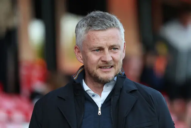 Ole Gunnar Solskjaer uzağa bakıyor