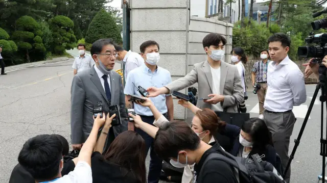 경찰조사 후 기자 앞에 선 박정오 대표