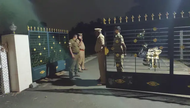 செங்கோட்டையனின் வீட்டுக்கு, பிப்ரவரி 11 ஆம் தேதியிலிருந்து திடீரென போலீஸ் பாதுகாப்பு போடப்பட்டது. 