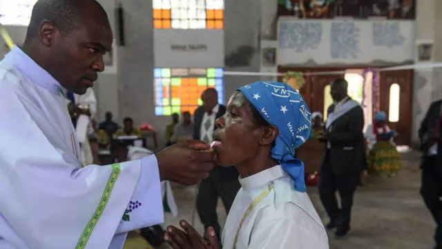 Fiel recebe a comunhão no Quênia