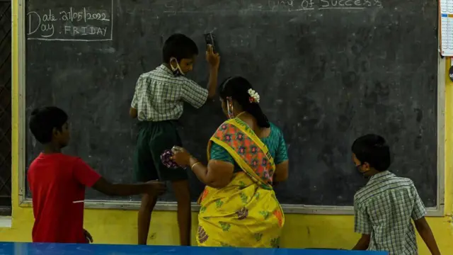 மும்மொழிக் கொள்கை, தமிழ்நாடு அரசு, முக ஸ்டாலின், பாஜக