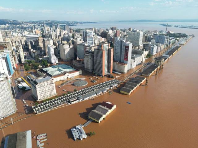 Vista area de Porto Alegre alagada