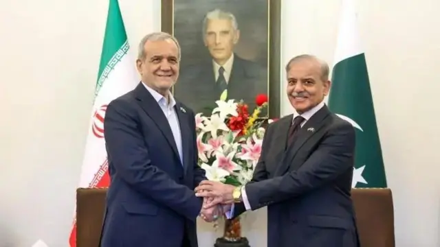 له ښي لوري، د پاکستان لومړی وزیر شهباز شریف او د ایران ولسمشر مسعود پزشکیان
