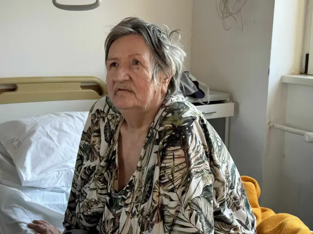 Sadika Čamdžić, požar u tuzli, požar u domu penzionera u tuzli, starija žena sedi na bolničkom krevetu