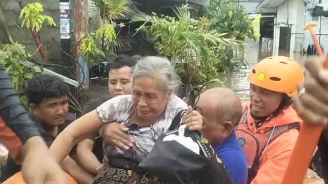 Evakuasi warga di kawasan Jalan Pulau Misol, Denpasar Barat, Bali, Rabu (10/09).