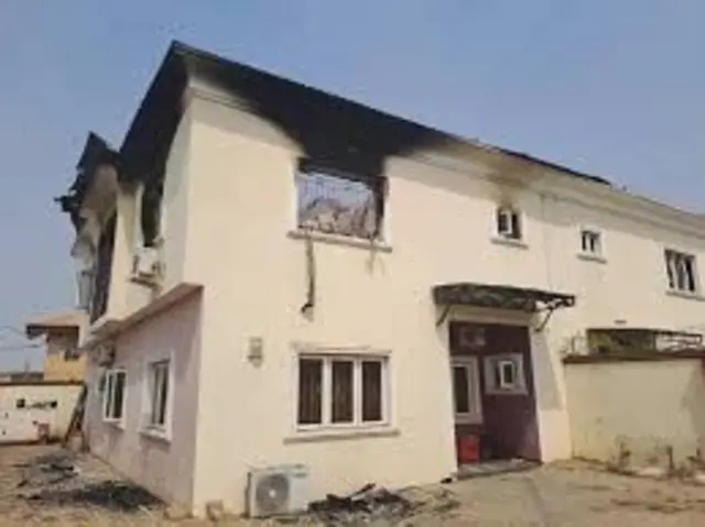 Ile wọn tí wọ́n dáná sun