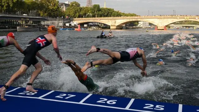 तब्बल शंभर वर्षांनी सीन नदीत जलतरणपटू पोहण्यास उतरले. 