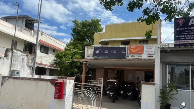 பல ஆண்டுகளாக பொதுமக்களுக்கு வந்த பல ஆயிரம் தபால்களை விநியோகிக்காமல், தனது வீட்டில் பதுக்கி வைத்திருந்தது தற்போது வெளியில் தெரியவந்துள்ளது. 