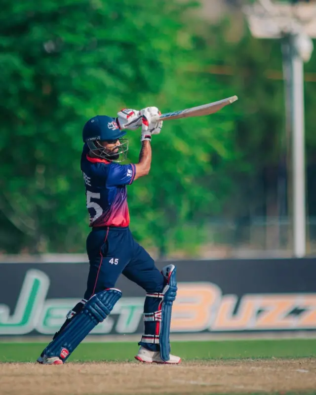 दीपेन्द्रसिंह ऐरी ब्याटिङ गर्दै