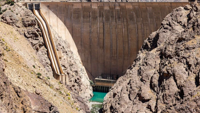 अमीर कबीर बांध में जल स्तर ऐतिहासिक रूप से कम हो गया है.