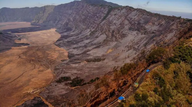 Foto udara kendaraan melintas di ruas jalan di kawasan Gunung Bromo, Lumajang, Jawa Timur, Sabtu (9/9/2023).