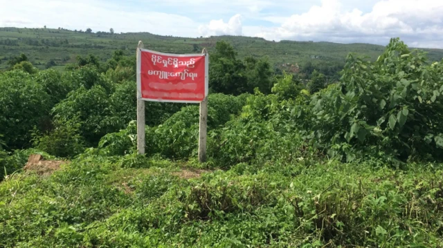 လူမနေပေမဲ့ ပိုင်ရှင်ရှိတဲ့မြေကွက်တွေလည်း ကျူးကျော်ခံရတာ၊ လက်ညှိုးထိုးရောင်းချတာတွေကြောင့် သတိပေးစာကပ်ထားရတယ်လို့ဆို 