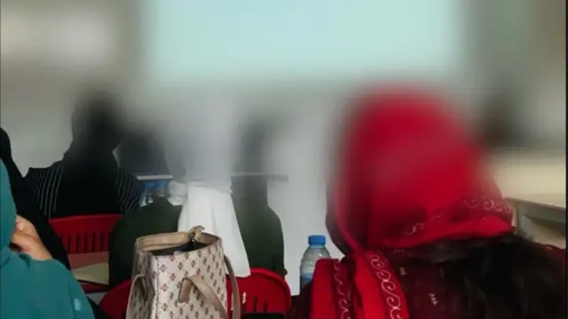 په عمان کې افغان محصلینې په درسي ټولګي کې