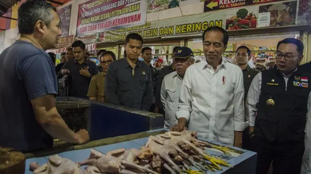 Presiden Joko Widodo berdialog dengan pedagang saat kunjungan di Pasar Cihapit, Bandung, Bandung, Jawa Barat, Rabu (12/7/2023).