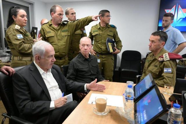 رئيس الوزراء الإسرائيلي بنيامين نتنياهو خلال اجتماع مع وزير الدفاع غالات وقائد الجيش هاليفي