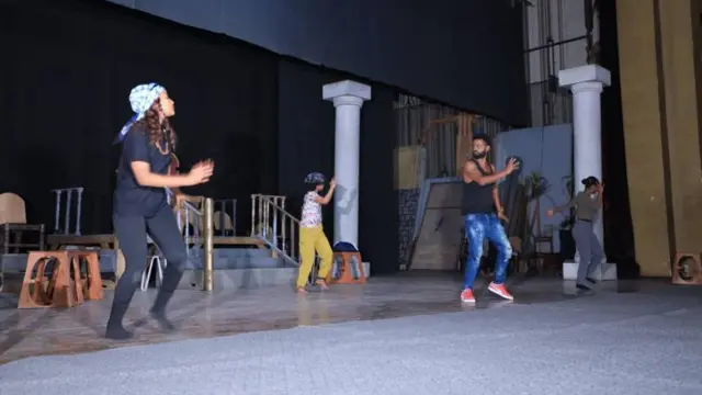 ንጉስ አርማህ ቴአትር ላይ ውዝዋዜ የሚያቀርቡ ተወዛዋዦች