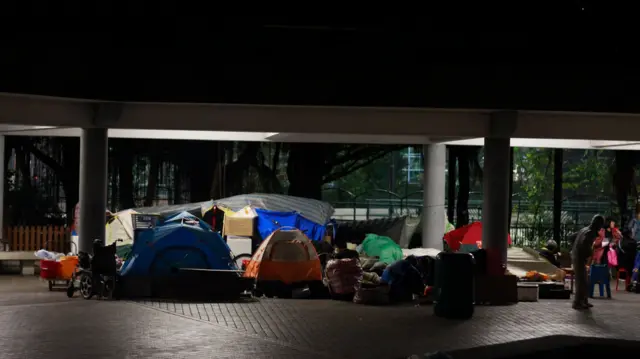 香港深水埗的通州街公园，一些由露宿者们所搭建起来的帐蓬。（02/01/2025）