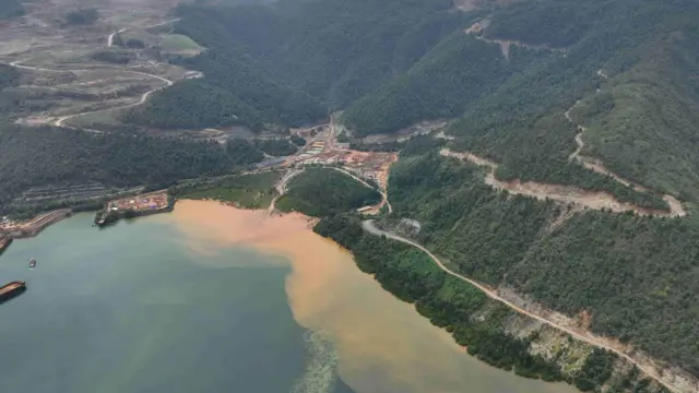 Konsensi tambang di Halmahera Timur, Maluku Utara mencemari lautan. 