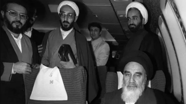 ਤੇਹਰਾਨ ਜਾਣ ਵਾਲੇ ਜਹਾਜ਼ 'ਤੇ ਅਯਾਤੁੱਲਾ ਖ਼ੁਮੈਨੀ।