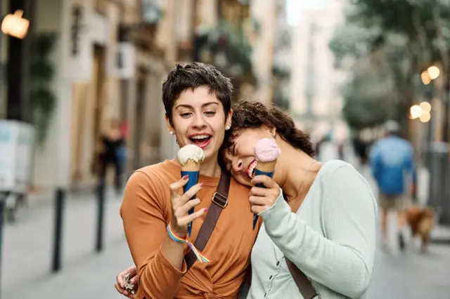 Dos mujeres comiendo helado