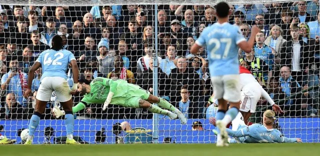 Manchester City'e Arsenal karşısında 2-1'lik galibiyeti getiren Erling Haaland'ın golü