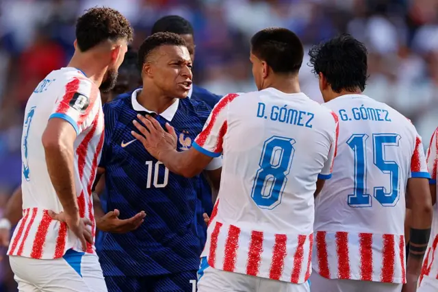 Mbappé discute con jugadores paraguayos durante el partido del Mundial 2026