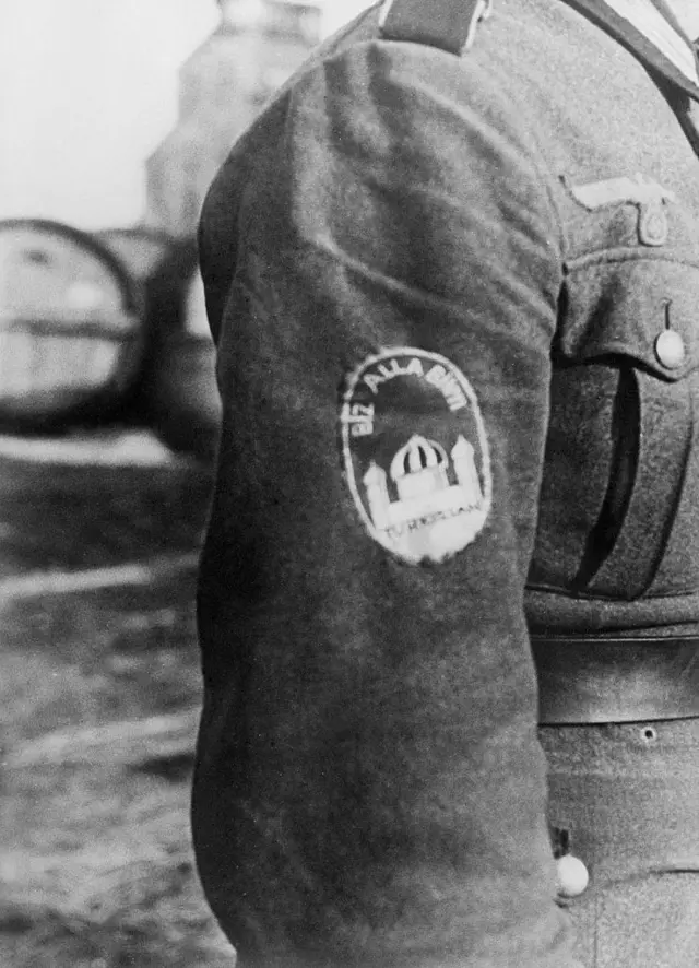 "Биз Оллоҳ билан" - Туркистон легиони енгидаги белги.