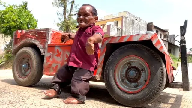 Suresh avuga ko ubumuga -dwarfism- yavukanye butamworohereza kubaho.