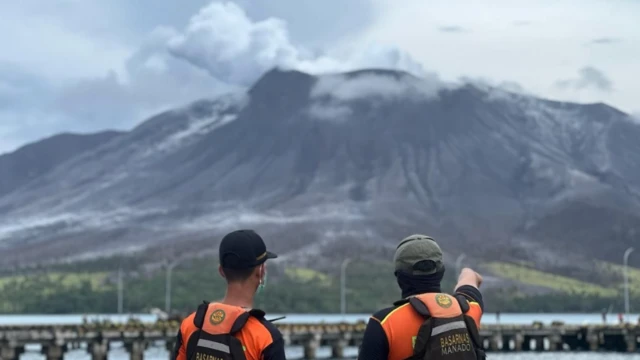 Gunung Ruang erupsi