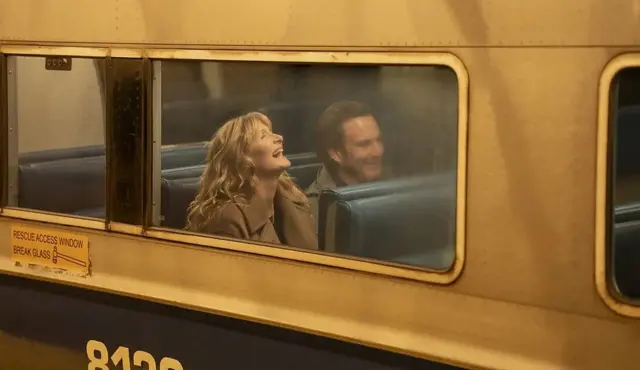 L'image montre une scène du film de 2023 "Quand Harry rencontre Sally... (When Harry Met Sally...)". 