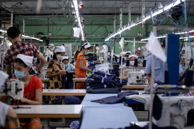 အထည်ချုပ်စက်ရုံအတွင်းက အထည်ချုပ်စက်တွေနဲ့ အထည်ချုပ်အမျိုးသမီးတွေ 