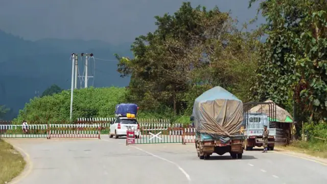 ရှမ်းပြည်နယ်(မြောက်ပိုင်း)မူဆယ်မြို့အနီးမှာတွေ့ရတဲ့ ကုန်တင်ကားတချို့ (ပုံဟောင်း)