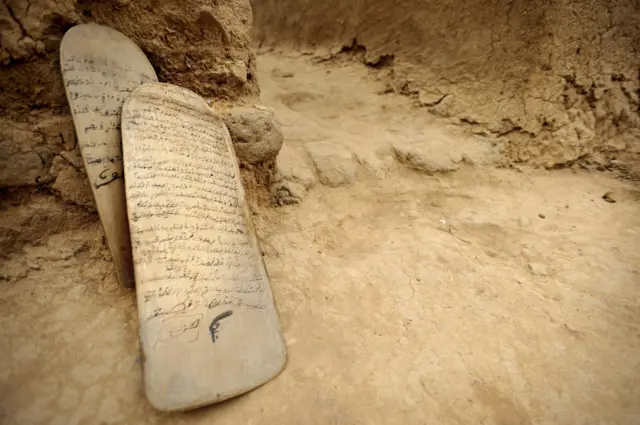 En Afrique de l'Ouest, les plaques coraniques sont un élément essentiel des « cours » dispensés dans les écoles coraniques et à l'écriture de certaines langues locales.