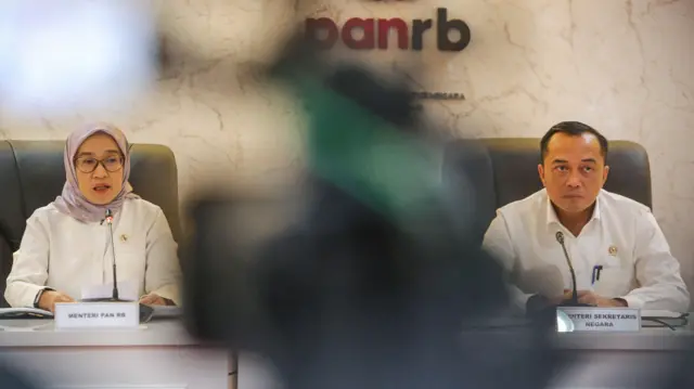 Menteri Sekretaris Negara (Mensesneg) Prasetyo Hadi (kanan) bersama Menteri PANRB Rini Widyantini (kiri) menyampaikan keterangan terkait pengangkatan CASN dan PPPK di Kementerian PANRB, Jakarta, Senin (17/3/2025).