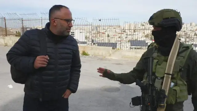 फ्र्याङ्क गार्ड्नरसँग कुरा गर्दै इजरेली सैनिक